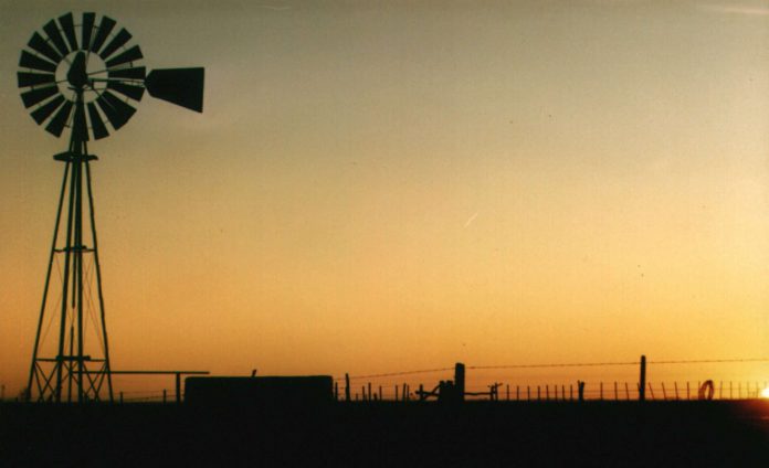 Molino de viento en el campo Argentina 4