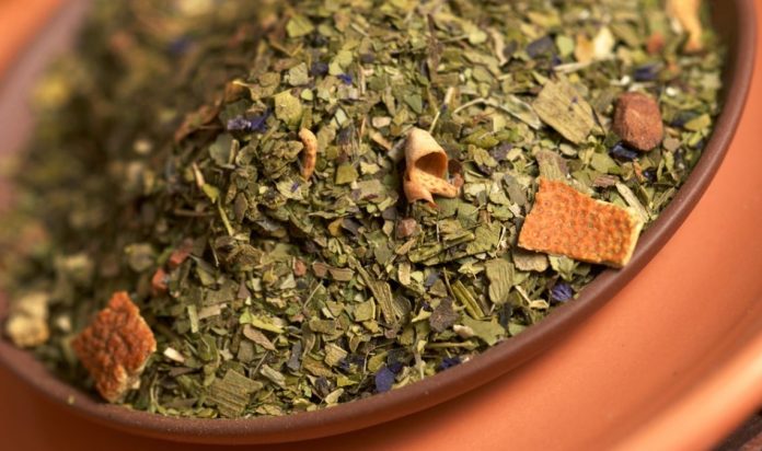 arrojar yerba a las plantas