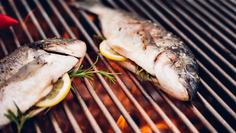 ¿Cuánto tarda en cocinarse un pescado a la parrilla?